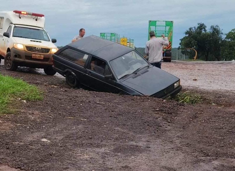 Em menos de 24 horas, carros são engolidos por buracos na BR-262, em Ribas do Rio Pardo